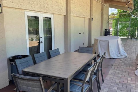 Condo in Palm Springs, Florida, 1 bedroom  № 1208594 - photo 16