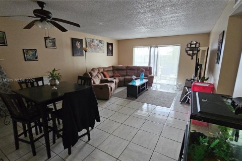 Copropriété à vendre à Lauderhill, Floride: 3 chambres, 111.02 m2 № 1120842 - photo 2