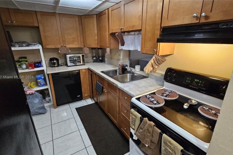 Condo in Lauderhill, Florida, 3 bedrooms  № 1120842 - photo 4