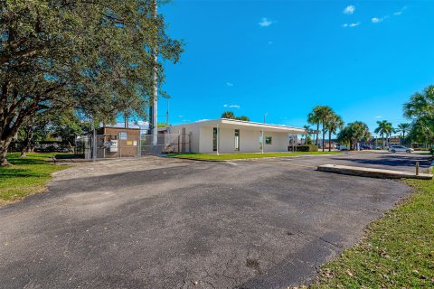 Commercial property in Margate, Florida № 815985 - photo 16