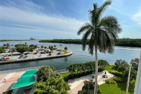 Copropriété à vendre à Sunny Isles Beach, Floride: 2 chambres, 101.64 m2 № 1272057 - photo 3