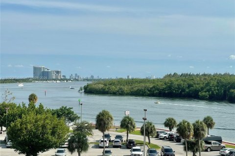 Copropriété à vendre à Sunny Isles Beach, Floride: 2 chambres, 101.64 m2 № 1272057 - photo 1