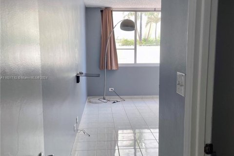 Condo in Miami Beach, Florida, 1 bedroom  № 1318843 - photo 7