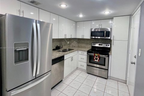 Condo in Miami Beach, Florida, 1 bedroom  № 1318843 - photo 3