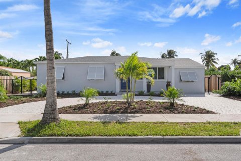 House in West Palm Beach, Florida 3 bedrooms, 134.06 sq.m. № 832826 - photo 1
