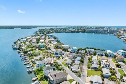 Propiedad comercial en venta en Redington Shores, Florida, 107.3 m2 № 1388986 - foto 5