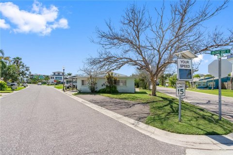 Propiedad comercial en venta en Redington Shores, Florida, 107.3 m2 № 1388986 - foto 26