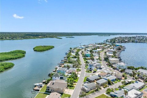 Propiedad comercial en venta en Redington Shores, Florida, 107.3 m2 № 1388986 - foto 4