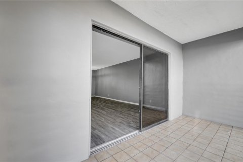 Condo in Sunrise, Florida, 2 bedrooms  № 1118081 - photo 22