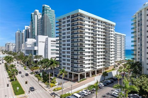 Condo in Hollywood, Florida, 2 bedrooms  № 1378812 - photo 3