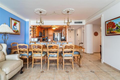 Condo in Hollywood, Florida, 2 bedrooms  № 1378812 - photo 13