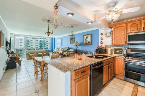 Copropriété à vendre à Hollywood, Floride: 2 chambres, 115.94 m2 № 1378812 - photo 11