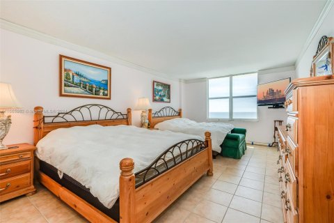 Copropriété à vendre à Hollywood, Floride: 2 chambres, 115.94 m2 № 1378812 - photo 15