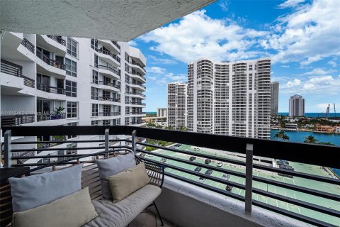 Condo in Aventura, Florida, 2 bedrooms  № 1352133 - photo 28