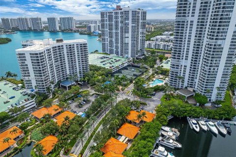 Condo in Aventura, Florida, 2 bedrooms  № 1352133 - photo 10