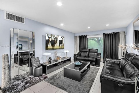 Copropriété à vendre à Hollywood, Floride: 1 chambre, 60.39 m2 № 1352134 - photo 1