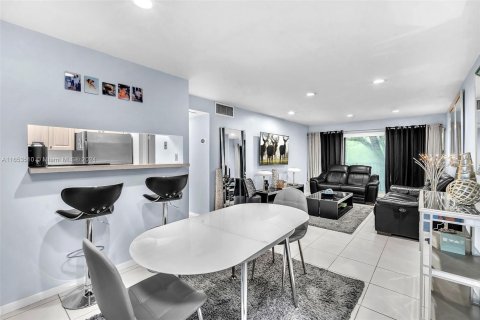 Condo in Hollywood, Florida, 1 bedroom  № 1352134 - photo 11