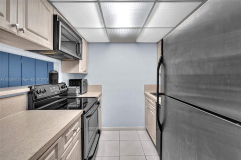 Condo in Hollywood, Florida, 1 bedroom  № 1352134 - photo 17