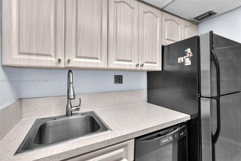 Condo in Hollywood, Florida, 1 bedroom  № 1352134 - photo 15