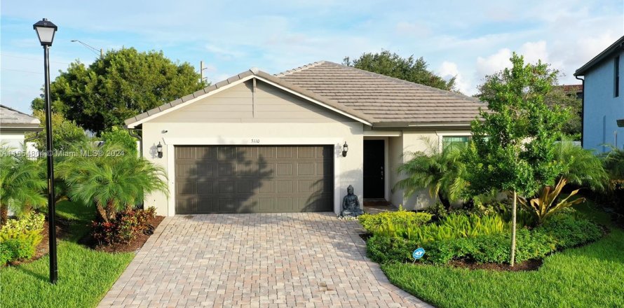 House in Lauderdale Lakes, Florida 4 bedrooms, 169.83 sq.m. № 1352171