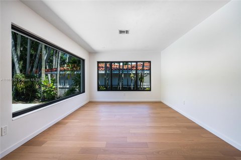 House in Coral Gables, Florida 3 bedrooms, 168.34 sq.m. № 1388221 - photo 6