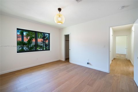 House in Coral Gables, Florida 3 bedrooms, 168.34 sq.m. № 1388221 - photo 17