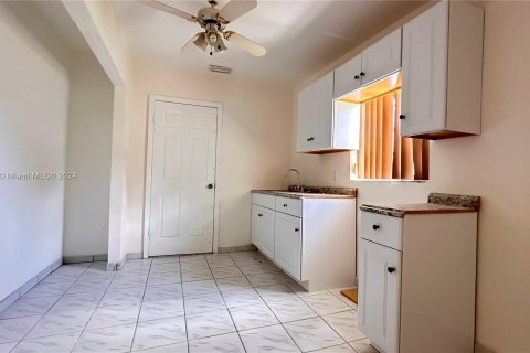 Casa en venta en Hialeah, Florida, 5 dormitorios, 206.89 m2 № 1388191 - foto 14