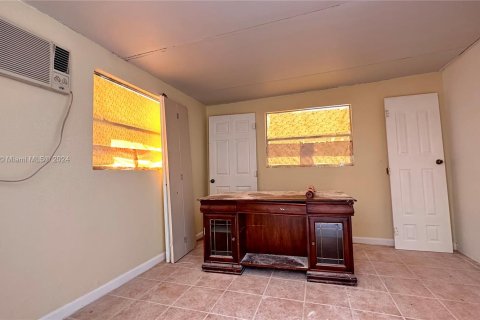 Casa en venta en Hialeah, Florida, 5 dormitorios, 206.89 m2 № 1388191 - foto 17