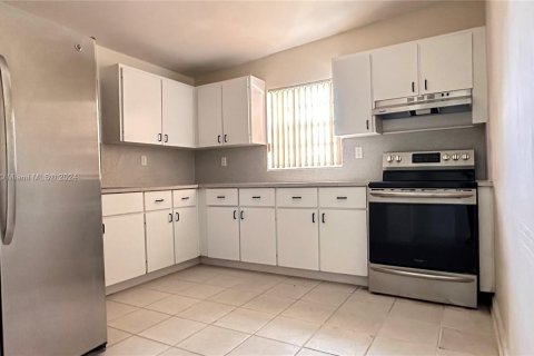 Casa en venta en Hialeah, Florida, 5 dormitorios, 206.89 m2 № 1388191 - foto 6