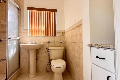 Casa en venta en Hialeah, Florida, 5 dormitorios, 206.89 m2 № 1388191 - foto 13