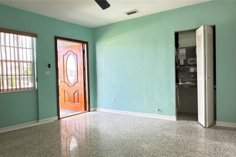 House in Hialeah, Florida 5 bedrooms, 206.89 sq.m. № 1388191 - photo 5