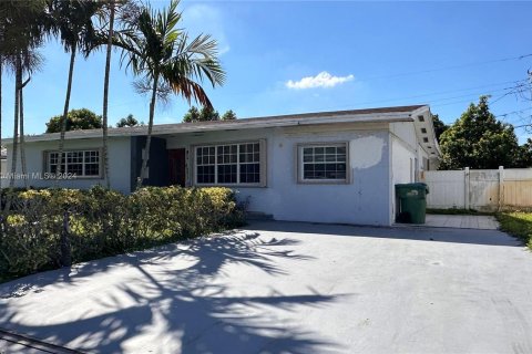 House in Hialeah, Florida 5 bedrooms, 206.89 sq.m. № 1388191 - photo 3