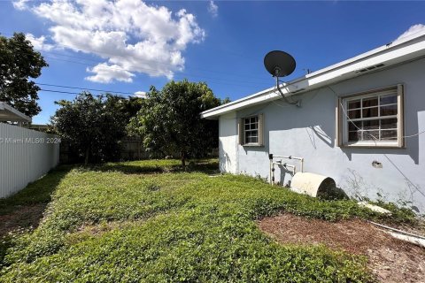 House in Hialeah, Florida 5 bedrooms, 206.89 sq.m. № 1388191 - photo 18