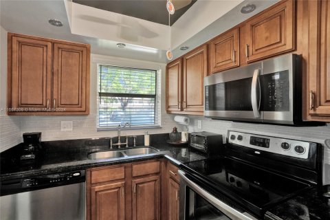 Condo in Sunrise, Florida, 2 bedrooms  № 1381756 - photo 11