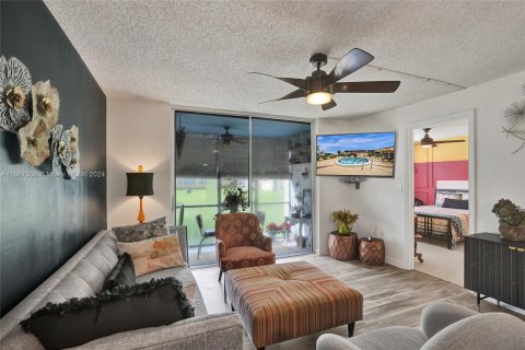 Condo in Sunrise, Florida, 2 bedrooms  № 1381756 - photo 16