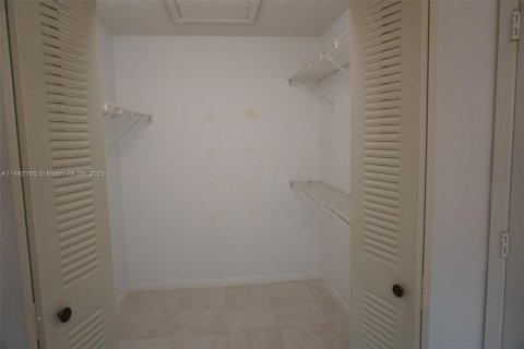 House in Port St. Lucie, Florida 2 bedrooms, 140.56 sq.m. № 862490 - photo 15