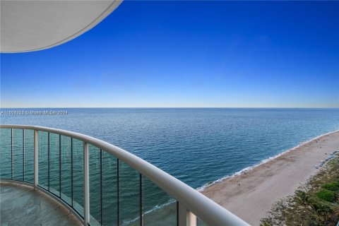 Condo in Fort Lauderdale, Florida, 2 bedrooms  № 1358532 - photo 1