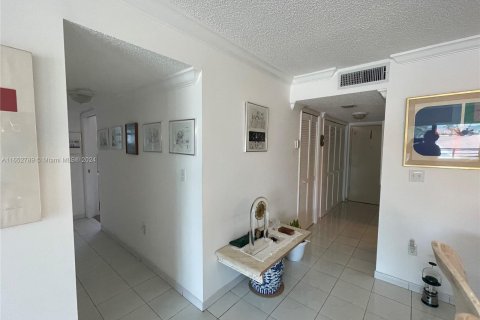 Condo in Miami Beach, Florida, 2 bedrooms  № 1356966 - photo 25