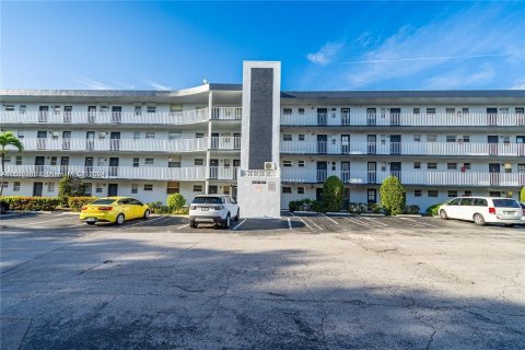 Condo in Miami, Florida, 2 bedrooms  № 1356967 - photo 5