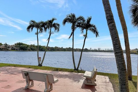 Condo in Miami, Florida, 2 bedrooms  № 1356967 - photo 1