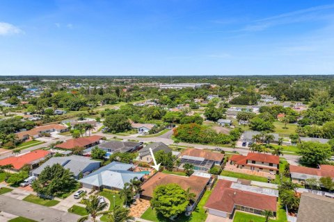 House in West Palm Beach, Florida 3 bedrooms, 220.55 sq.m. № 1208812 - photo 10