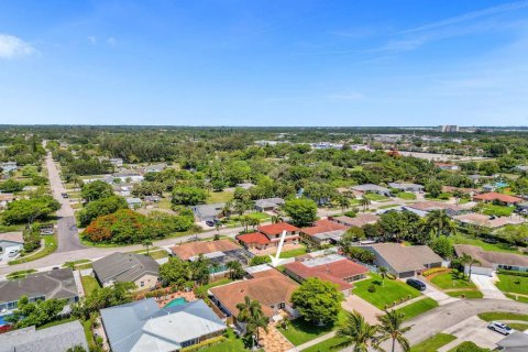 House in West Palm Beach, Florida 3 bedrooms, 220.55 sq.m. № 1208812 - photo 11