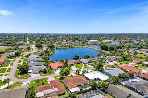 House in West Palm Beach, Florida 3 bedrooms, 220.55 sq.m. № 1208812 - photo 5