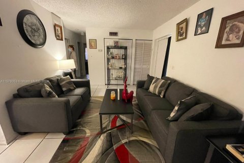 Condo in Lauderhill, Florida, 2 bedrooms  № 1147620 - photo 2