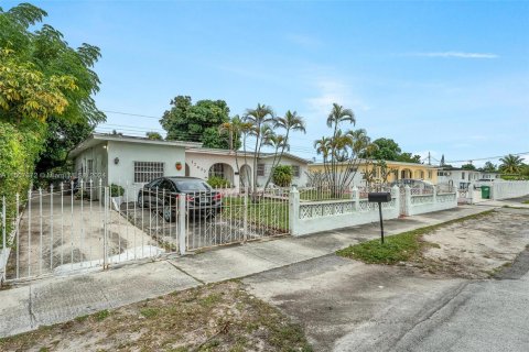 Casa en venta en Miami Gardens, Florida, 3 dormitorios, 232.81 m2 № 925160 - foto 18