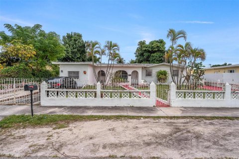 Villa ou maison à vendre à Miami Gardens, Floride: 3 chambres, 232.81 m2 № 925160 - photo 19