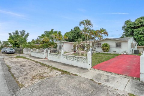 Villa ou maison à vendre à Miami Gardens, Floride: 3 chambres, 232.81 m2 № 925160 - photo 20