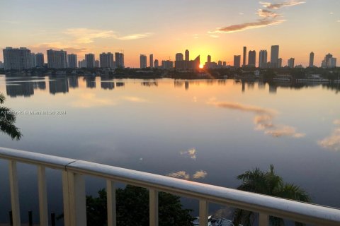 Condominio en venta en North Miami Beach, Florida, 1 dormitorio, 111.48 m2 № 1387831 - foto 3