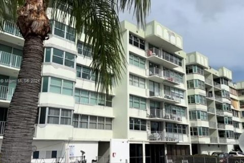 Condominio en venta en North Miami Beach, Florida, 1 dormitorio, 111.48 m2 № 1387831 - foto 13