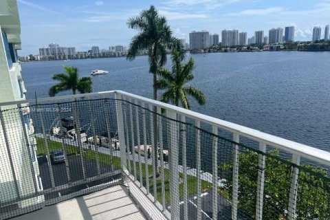 Condo in North Miami Beach, Florida, 1 bedroom  № 1387831 - photo 4